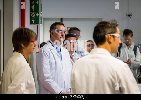 ACHTUNG REDAKTEURE - BERICHTERSTATTUNG VON INBEV AN BELGA BEANTRAGT - NUR REDAKTIONELLE VERWENDUNG - Premierminister Alexander De Croo und CEO von Anheuser-Busch InBev Michel Doukeris wurden während eines Besuchs im ab InBev Global Innovation and Technology Center am Dienstag, den 29. November 2022 in Leuven abgebildet. BELGA FOTO JASPER JACOBS Stockfoto