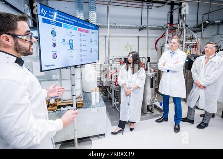 ACHTUNG REDAKTEURE - BERICHTERSTATTUNG VON INBEV AN BELGA BEANTRAGT - NUR REDAKTIONELLE VERWENDUNG - Premierminister Alexander De Croo und CEO von Anheuser-Busch InBev Michel Doukeris wurden während eines Besuchs im ab InBev Global Innovation and Technology Center am Dienstag, den 29. November 2022 in Leuven abgebildet. BELGA FOTO JASPER JACOBS Stockfoto