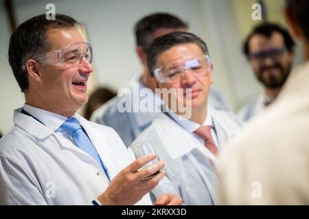 ACHTUNG REDAKTEURE - BERICHTERSTATTUNG VON INBEV AN BELGA BEANTRAGT - NUR REDAKTIONELLE VERWENDUNG - Premierminister Alexander De Croo und CEO von Anheuser-Busch InBev Michel Doukeris wurden während eines Besuchs im ab InBev Global Innovation and Technology Center am Dienstag, den 29. November 2022 in Leuven abgebildet. BELGA FOTO JASPER JACOBS Stockfoto