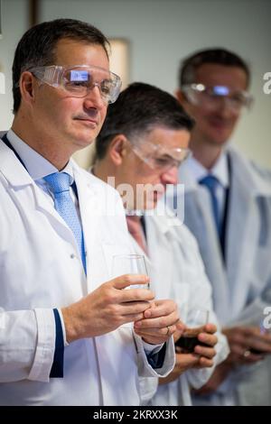 ACHTUNG REDAKTEURE - BERICHTERSTATTUNG VON INBEV AN BELGA BEANTRAGT - NUR REDAKTIONELLE VERWENDUNG - Premierminister Alexander De Croo und CEO von Anheuser-Busch InBev Michel Doukeris wurden während eines Besuchs im ab InBev Global Innovation and Technology Center am Dienstag, den 29. November 2022 in Leuven abgebildet. BELGA FOTO JASPER JACOBS Stockfoto