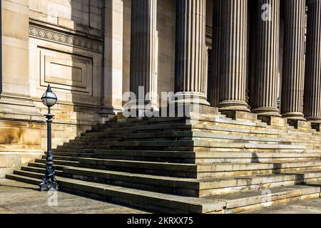 Architektonische Details außerhalb von St. George's Hall. Stockfoto