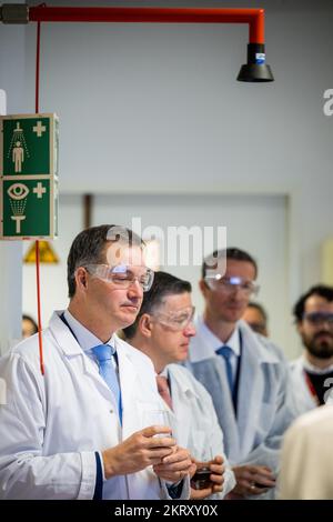 ACHTUNG REDAKTEURE - BERICHTERSTATTUNG VON INBEV AN BELGA BEANTRAGT - NUR REDAKTIONELLE VERWENDUNG - Premierminister Alexander De Croo und CEO von Anheuser-Busch InBev Michel Doukeris wurden während eines Besuchs im ab InBev Global Innovation and Technology Center am Dienstag, den 29. November 2022 in Leuven abgebildet. BELGA FOTO JASPER JACOBS Stockfoto