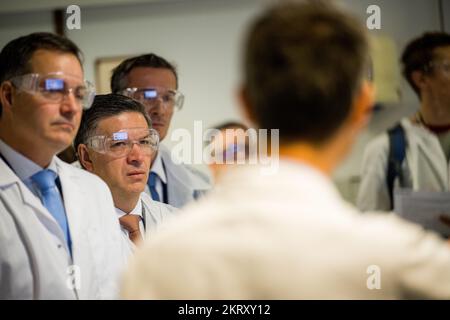 ACHTUNG REDAKTEURE - BERICHTERSTATTUNG VON INBEV AN BELGA BEANTRAGT - NUR REDAKTIONELLE VERWENDUNG - Premierminister Alexander De Croo und CEO von Anheuser-Busch InBev Michel Doukeris wurden während eines Besuchs im ab InBev Global Innovation and Technology Center am Dienstag, den 29. November 2022 in Leuven abgebildet. BELGA FOTO JASPER JACOBS Stockfoto