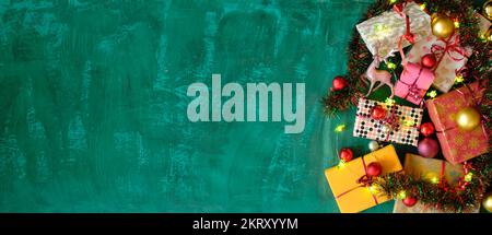 weihnachtsgeschenke, flach liegend, eingepackte Geschenke, fröhliche weihnachten, weihnachtsmodell mit großem freien Kopierbereich Stockfoto