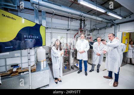 ACHTUNG REDAKTEURE - BERICHTERSTATTUNG VON INBEV AN BELGA BEANTRAGT - NUR REDAKTIONELLE VERWENDUNG - Premierminister Alexander De Croo und CEO von Anheuser-Busch InBev Michel Doukeris wurden während eines Besuchs im ab InBev Global Innovation and Technology Center am Dienstag, den 29. November 2022 in Leuven abgebildet. BELGA FOTO JASPER JACOBS Stockfoto