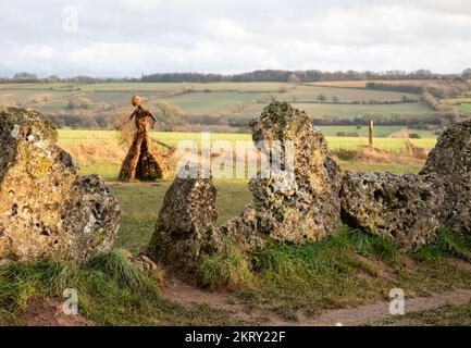 Die Korbhexenskulptur bei den Rollright Stones in Oxfordshire an einem kalten, nebligen Wintertag. Stockfoto