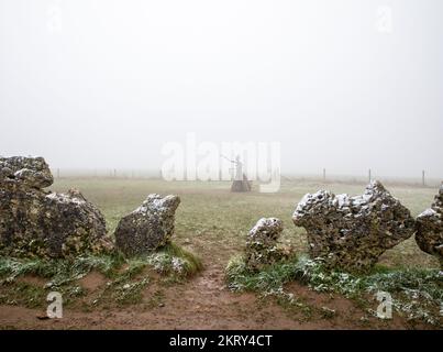 Die Korbhexenskulptur bei den Rollright Stones in Oxfordshire an einem kalten, nebligen Wintertag. Stockfoto