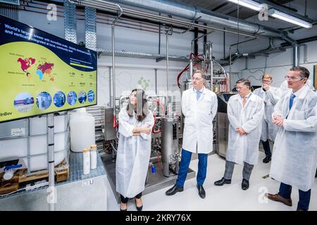 ACHTUNG REDAKTEURE - BERICHTERSTATTUNG VON INBEV AN BELGA BEANTRAGT - NUR REDAKTIONELLE VERWENDUNG - Premierminister Alexander De Croo und CEO von Anheuser-Busch InBev Michel Doukeris wurden während eines Besuchs im ab InBev Global Innovation and Technology Center am Dienstag, den 29. November 2022 in Leuven abgebildet. BELGA FOTO JASPER JACOBS Stockfoto