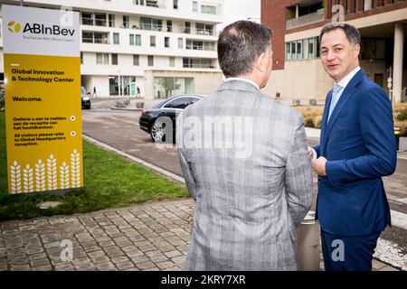 ACHTUNG REDAKTEURE - BERICHTERSTATTUNG VON INBEV AN BELGA BEANTRAGT - NUR REDAKTIONELLE VERWENDUNG - Premierminister Alexander De Croo und CEO von Anheuser-Busch InBev Michel Doukeris wurden während eines Besuchs im ab InBev Global Innovation and Technology Center am Dienstag, den 29. November 2022 in Leuven abgebildet. BELGA FOTO JASPER JACOBS Stockfoto