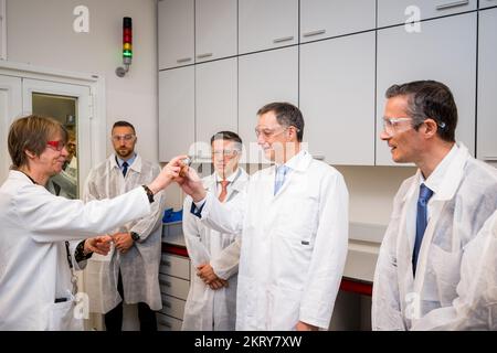 ACHTUNG REDAKTEURE - BERICHTERSTATTUNG VON INBEV AN BELGA BEANTRAGT - NUR REDAKTIONELLE VERWENDUNG - Premierminister Alexander De Croo und CEO von Anheuser-Busch InBev Michel Doukeris wurden während eines Besuchs im ab InBev Global Innovation and Technology Center am Dienstag, den 29. November 2022 in Leuven abgebildet. BELGA FOTO JASPER JACOBS Stockfoto