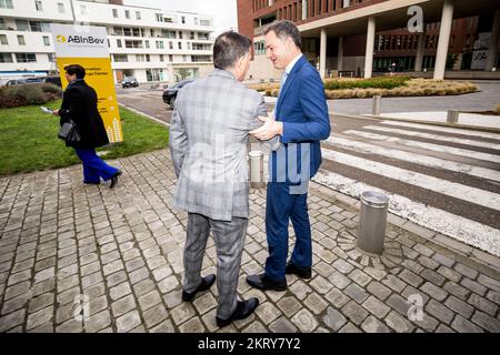ACHTUNG REDAKTEURE - BERICHTERSTATTUNG VON INBEV AN BELGA BEANTRAGT - NUR REDAKTIONELLE VERWENDUNG - Premierminister Alexander De Croo und CEO von Anheuser-Busch InBev Michel Doukeris wurden während eines Besuchs im ab InBev Global Innovation and Technology Center am Dienstag, den 29. November 2022 in Leuven abgebildet. BELGA FOTO JASPER JACOBS Stockfoto