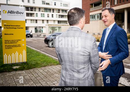 ACHTUNG REDAKTEURE - BERICHTERSTATTUNG VON INBEV AN BELGA BEANTRAGT - NUR REDAKTIONELLE VERWENDUNG - Premierminister Alexander De Croo und CEO von Anheuser-Busch InBev Michel Doukeris wurden während eines Besuchs im ab InBev Global Innovation and Technology Center am Dienstag, den 29. November 2022 in Leuven abgebildet. BELGA FOTO JASPER JACOBS Stockfoto