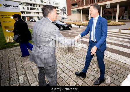ACHTUNG REDAKTEURE - BERICHTERSTATTUNG VON INBEV AN BELGA BEANTRAGT - NUR REDAKTIONELLE VERWENDUNG - Premierminister Alexander De Croo und CEO von Anheuser-Busch InBev Michel Doukeris wurden während eines Besuchs im ab InBev Global Innovation and Technology Center am Dienstag, den 29. November 2022 in Leuven abgebildet. BELGA FOTO JASPER JACOBS Stockfoto
