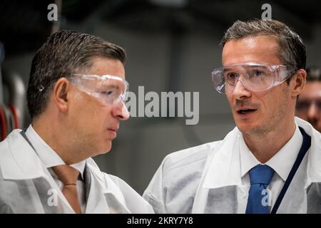 HINWEIS AN REDAKTEURE - BERICHTERSTATTUNG VON INBEV AN BELGA ANGEFORDERT - NUR REDAKTIONELLE VERWENDUNG - Anheuser-Busch InBev CEO Michel Doukeris und David De Schutter, abgebildet bei einem Besuch im ab InBev Global Innovation and Technology Center am Dienstag, den 29. November 2022 in Leuven. BELGA FOTO JASPER JACOBS Stockfoto