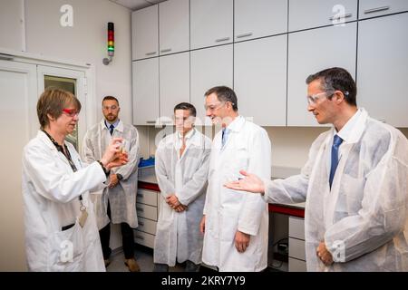 ACHTUNG REDAKTEURE - BERICHTERSTATTUNG VON INBEV AN BELGA BEANTRAGT - NUR REDAKTIONELLE VERWENDUNG - Premierminister Alexander De Croo und CEO von Anheuser-Busch InBev Michel Doukeris wurden während eines Besuchs im ab InBev Global Innovation and Technology Center am Dienstag, den 29. November 2022 in Leuven abgebildet. BELGA FOTO JASPER JACOBS Stockfoto