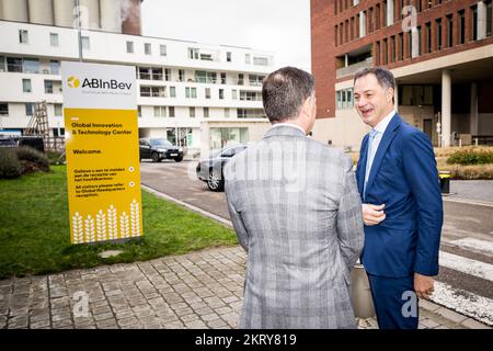 ACHTUNG REDAKTEURE - BERICHTERSTATTUNG VON INBEV AN BELGA BEANTRAGT - NUR REDAKTIONELLE VERWENDUNG - Premierminister Alexander De Croo und CEO von Anheuser-Busch InBev Michel Doukeris wurden während eines Besuchs im ab InBev Global Innovation and Technology Center am Dienstag, den 29. November 2022 in Leuven abgebildet. BELGA FOTO JASPER JACOBS Stockfoto