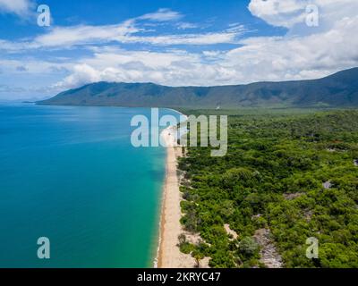 Luftblick auf tropischen Strand, üppigen Regenwald, Berge und Meer. Stockfoto