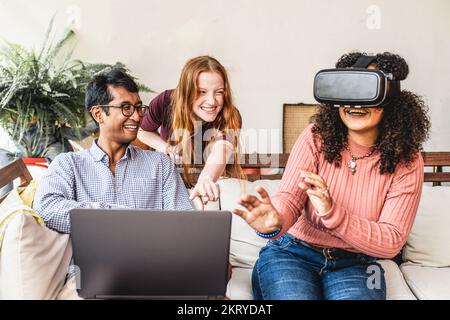 Gruppe junger Menschen aus der Z-Generation, die Augmented Reality nutzen, Menschen, die Spaß mit modernen Technologien haben, und Virtual-Reality-App Stockfoto
