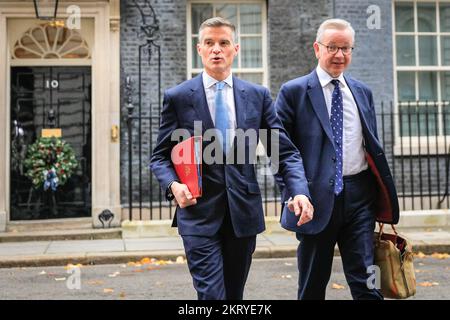 Westminster, London, Großbritannien. 29.. November 2022. Mark Harper, MP, Secretary of State for Transport (l), und Michael Gove, MP, Secretary of State for Levelling Up Housing and Communities und Minister for Intergovernmental Relations (r). Konservative Paty Minister in der Rishi Sunak Regierung verlassen 10 Downing Street nach der wöchentlichen Kabinettssitzung. Kredit: Imageplotter/Alamy Live News Stockfoto