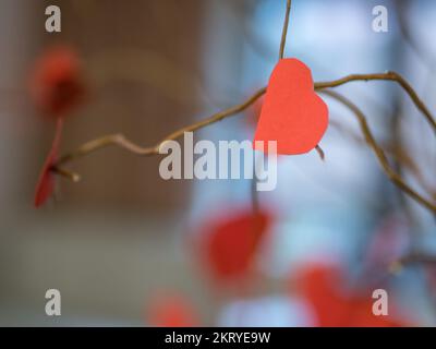 Ein rotes Herz spiegelt sich am Valentinstag im Klavier wider. Stockfoto