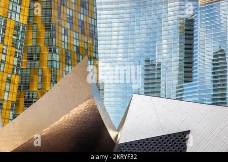 Las Vegas, USA - 24. April 2012: Architektonisch abstrakter Hintergrund moderner Gebäude auf dem Las Vegas Strip. Zeitgenössisches, farbenfrohes Glas und Stahl g Stockfoto