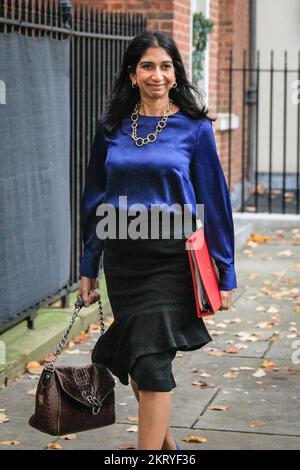 Westminster, London, Großbritannien. 29.. November 2022. Suella Braverman, Außenministerin des Innenministeriums. Konservative Parteiminister in der Regierung Rishi Sunak verlassen die Downing Street 10 nach der wöchentlichen Kabinettssitzung. Kredit: Imageplotter/Alamy Live News Stockfoto