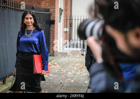 Westminster, London, Großbritannien. 29.. November 2022. Suella Braverman, Außenministerin des Innenministeriums. Konservative Parteiminister in der Regierung Rishi Sunak verlassen die Downing Street 10 nach der wöchentlichen Kabinettssitzung. Kredit: Imageplotter/Alamy Live News Stockfoto