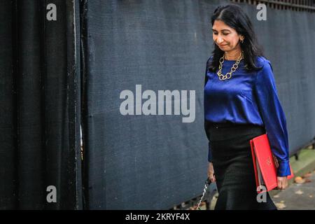 Westminster, London, Großbritannien. 29.. November 2022. Suella Braverman, Außenministerin des Innenministeriums. Konservative Parteiminister in der Regierung Rishi Sunak verlassen die Downing Street 10 nach der wöchentlichen Kabinettssitzung. Kredit: Imageplotter/Alamy Live News Stockfoto