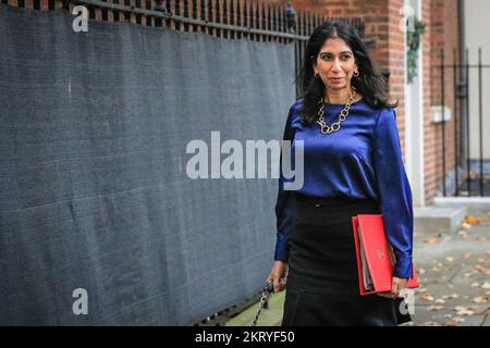 Westminster, London, Großbritannien. 29.. November 2022. Suella Braverman, Außenministerin des Innenministeriums. Konservative Parteiminister in der Regierung Rishi Sunak verlassen die Downing Street 10 nach der wöchentlichen Kabinettssitzung. Kredit: Imageplotter/Alamy Live News Stockfoto