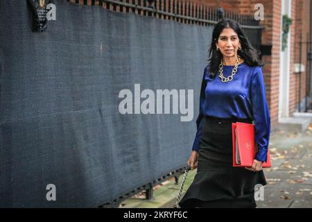 Westminster, London, Großbritannien. 29.. November 2022. Suella Braverman, Außenministerin des Innenministeriums. Konservative Parteiminister in der Regierung Rishi Sunak verlassen die Downing Street 10 nach der wöchentlichen Kabinettssitzung. Kredit: Imageplotter/Alamy Live News Stockfoto