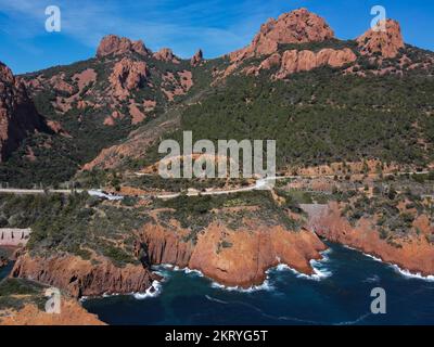 Luftaufnahme über dem Massif de L'Esterel an der französischen Riviera am Mittelmeer Stockfoto