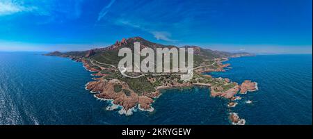 Luftaufnahme über dem Massif de L'Esterel an der französischen Riviera am Mittelmeer Stockfoto