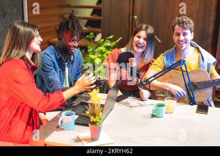 Gruppe junger Menschen der Generation z führt eine Show von Live-Radio-Streaming, Influencer und Künstler verschiedener Kultur und ethnischer Schöpfung Stockfoto