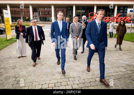 ACHTUNG REDAKTEURE - BERICHTERSTATTUNG VON INBEV AN BELGA BEANTRAGT - NUR REDAKTIONELLE VERWENDUNG - Premierminister Alexander De Croo und CEO von Anheuser-Busch InBev Michel Doukeris wurden während eines Besuchs im ab InBev Global Innovation and Technology Center am Dienstag, den 29. November 2022 in Leuven abgebildet. BELGA FOTO JASPER JACOBS Stockfoto