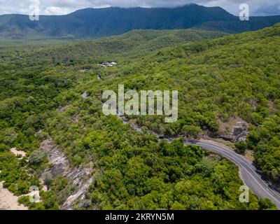Luftfoto einer tropischen Straße zwischen üppigen Regenwäldern im tropischen Norden von queensland Stockfoto