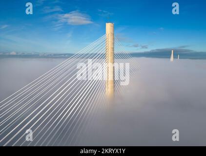 South Queensferry, Schottland, Großbritannien. 29.. November 2022 Die Türme der Queensferry Crossing Bridge sind über dem Erdnebel am Firth of Forth sichtbar, verursacht durch die Wolkeninvertierung heute in South Queensferry. Die 1,7 Meilen (2,7km km) lange Brücke ist die längste mit 3 Turmen und einer Seilbahn befestigte Brücke der Welt. Iain Masterton/Alamy Live News Stockfoto