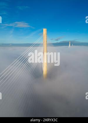 South Queensferry, Schottland, Großbritannien. 29.. November 2022 Die Türme der Queensferry Crossing Bridge sind über dem Erdnebel am Firth of Forth sichtbar, verursacht durch die Wolkeninvertierung heute in South Queensferry. Die 1,7 Meilen (2,7km km) lange Brücke ist die längste mit 3 Turmen und einer Seilbahn befestigte Brücke der Welt. Iain Masterton/Alamy Live News Stockfoto