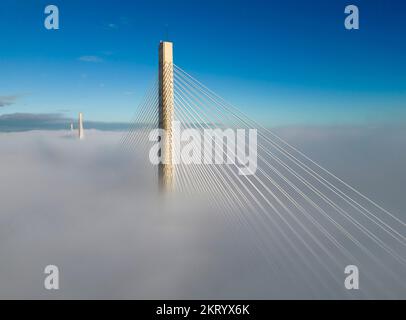 South Queensferry, Schottland, Großbritannien. 29.. November 2022 Die Türme der Queensferry Crossing Bridge sind über dem Erdnebel am Firth of Forth sichtbar, verursacht durch die Wolkeninvertierung heute in South Queensferry. Die 1,7 Meilen (2,7km km) lange Brücke ist die längste mit 3 Turmen und einer Seilbahn befestigte Brücke der Welt. Iain Masterton/Alamy Live News Stockfoto