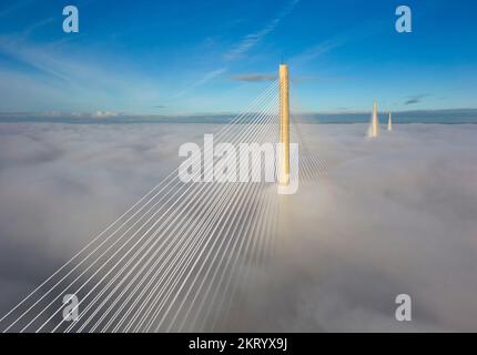 South Queensferry, Schottland, Großbritannien. 29.. November 2022 Die Türme der Queensferry Crossing Bridge sind über dem Erdnebel am Firth of Forth sichtbar, verursacht durch die Wolkeninvertierung heute in South Queensferry. Die 1,7 Meilen (2,7km km) lange Brücke ist die längste mit 3 Turmen und einer Seilbahn befestigte Brücke der Welt. Iain Masterton/Alamy Live News Stockfoto