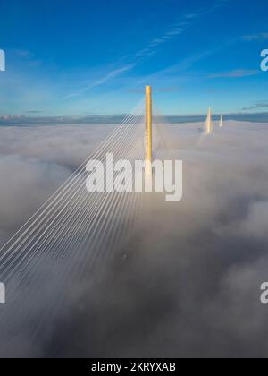 South Queensferry, Schottland, Großbritannien. 29.. November 2022 Die Türme der Queensferry Crossing Bridge sind über dem Erdnebel am Firth of Forth sichtbar, verursacht durch die Wolkeninvertierung heute in South Queensferry. Die 1,7 Meilen (2,7km km) lange Brücke ist die längste mit 3 Turmen und einer Seilbahn befestigte Brücke der Welt. Iain Masterton/Alamy Live News Stockfoto