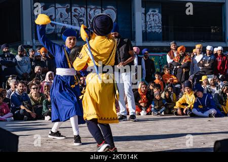 Barcelona (Spanien) 11-20-2022: Indische Sikh-Teilnehmer demonstrieren ihre Fähigkeiten in der Sikh-Kampfkunst, bekannt als „Gatka“. Stockfoto