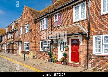 Folkestone, Vereinigtes Königreich - 11. September 2022: Red Brick Rowhouses am Hafen von Folkestone Stockfoto