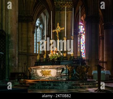Reims, Frankreich- 13. September 2022: Blick auf den Hauptaltar im Querschiff der Kathedrale von Reims Stockfoto