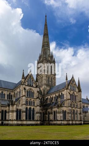 Salisbury, Großbritannien - 8. September 2022: Blick auf die historische Kathedrale von Salisbury Stockfoto