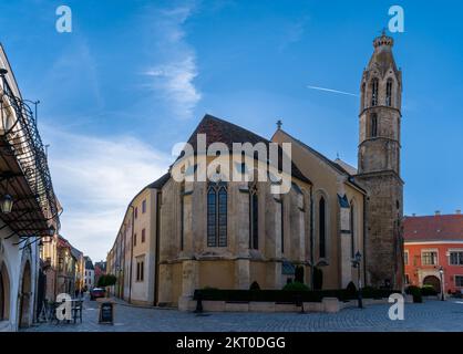 Sopron, Ungarn - 7. Oktober 2022: Blick auf den Hauptplatz und die Kirche in der historischen Altstadt von Sopron Stockfoto