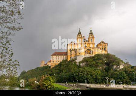 Melk, Österreich - 22. September, 2022:das historische Kloster Melk und die Kirche rasten auf dem felsigen Vorgebirge über der Donau Stockfoto