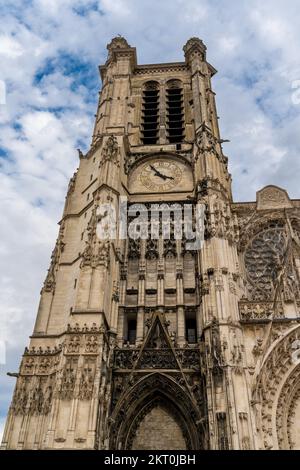 Troyes, Frankreich - 13. September 2022: Blick auf den Turm und die Westfront der Kathedrale von Troyes Stockfoto