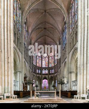 Troyes, Frankreich - 13. September 2022: Blick auf den Hauptaltar und das zentrale Schiff der Kathedrale von Troyes Stockfoto