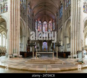 Troyes, Frankreich - 13. September 2022: Blick auf den Hauptaltar und das zentrale Schiff der Kathedrale von Troyes Stockfoto