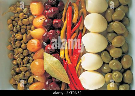 Linien von eingelegtem Gemüse im Gericht Stockfoto